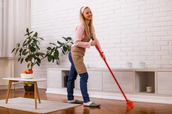 Mooie Huisvrouw Schoonmaken Met Bezem Haar Huis — Stockfoto