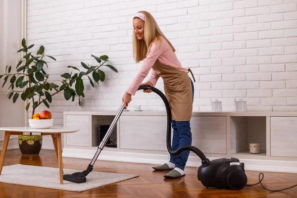 Mooie Huisvrouw Schoonmaken Met Stofzuiger Haar Huis — Stockfoto