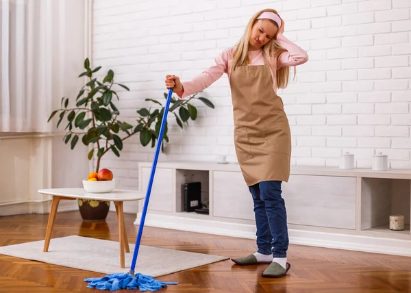 Müde Hausfrau Putzt Wohnzimmer Mit Einem Wischmopp — Stockfoto