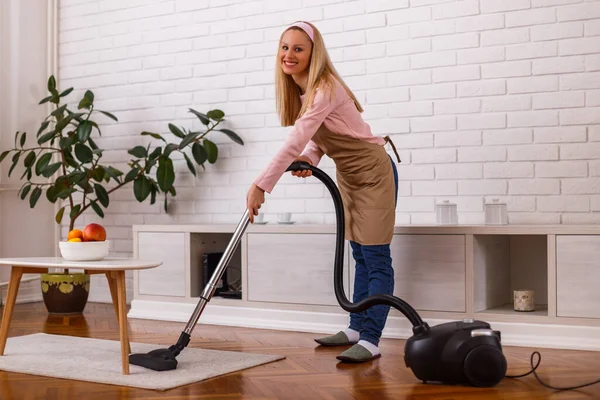 Lindo Limpeza Dona Casa Com Aspirador Sua Casa — Fotografia de Stock