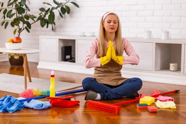 Hausfrau Machte Eine Meditationspause Beim Putzen Ihres Hauses — Stockfoto
