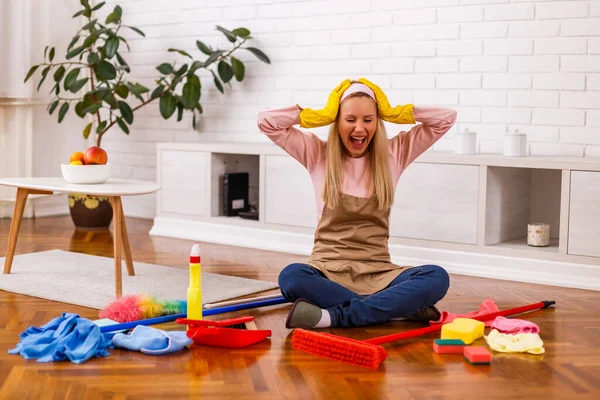 Beeld Van Overwerkte Huisvrouw Met Schoonmaakapparatuur Schreeuwen Terwijl Zitten Woonkamer — Stockfoto