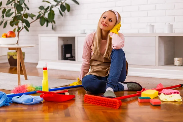 Hausfrau Macht Eine Pause Während Sie Hause Putzt — Stockfoto