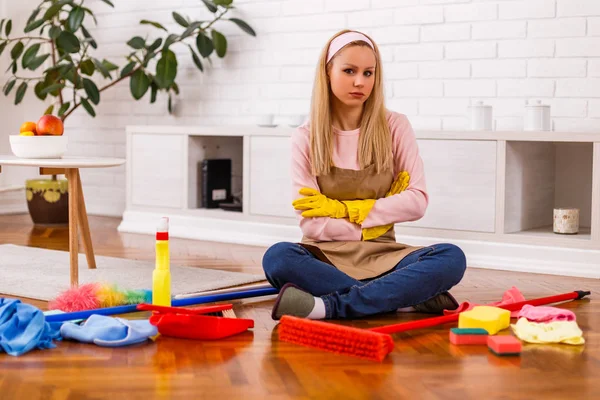 Wütende Und Müde Hausfrau Mit Putzutensilien Wohnzimmer — Stockfoto