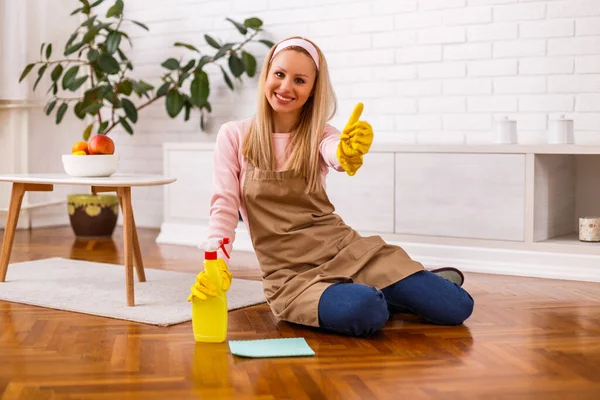 Hübsch Hausfrau Enjoys Putzen Sie Zuhause Und Zeigen Daumen Nach — Stockfoto