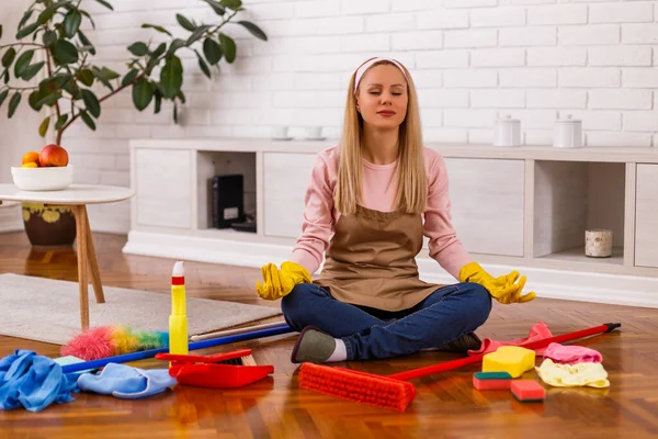 Gospodyni Domowa Zrobiła Sobie Przerwę Medytację Podczas Sprzątania Domu — Zdjęcie stockowe