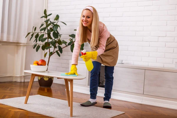 Mooie Huisvrouw Geniet Van Het Schoonmaken Van Haar Huis — Stockfoto