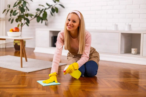 Mooie Huisvrouw Geniet Van Het Schoonmaken Van Haar Huis — Stockfoto