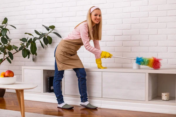 Hübsch Hausfrau Genießt Putzen Mit Staubwedel Sie Zuhause — Stockfoto