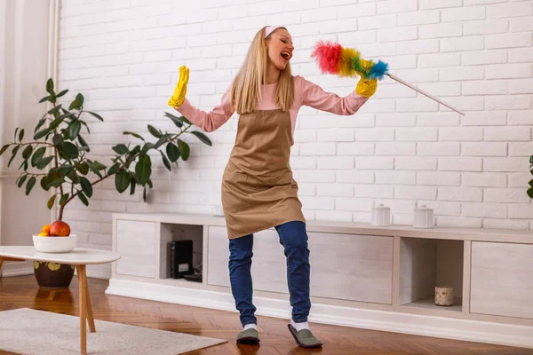 Домохозяйка Поет Время Уборки Своего Дома Пылесосом — стоковое фото