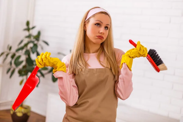 Trött Hemmafru Med Städutrustning Stående Vardagsrummet — Stockfoto