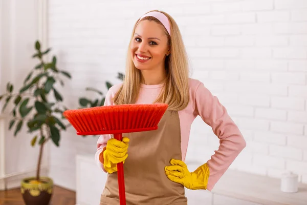 Hübsch Hausfrau Putzen Mit Besen Sie Zuhause — Stockfoto