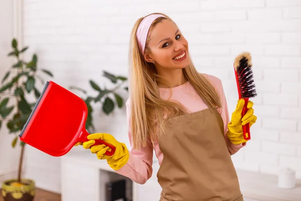 Hübsch Hausfrau Enjoys Putzen Sie Zuhause — Stockfoto