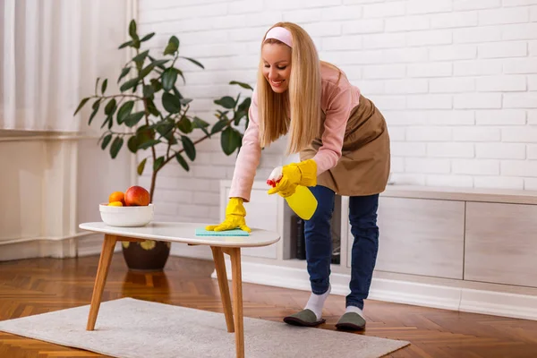 Hübsch Hausfrau Enjoys Putzen Sie Zuhause — Stockfoto