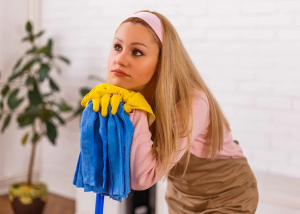 Müde Hausfrau Putzt Ihr Haus — Stockfoto