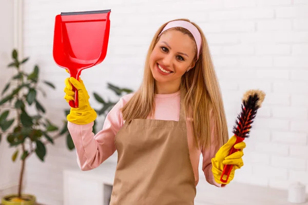 Mooie Huisvrouw Geniet Van Het Schoonmaken Van Haar Huis — Stockfoto