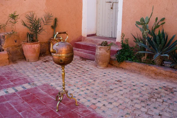 Obraz Tradycyjnego Podwórka Kwiatami Maroko — Zdjęcie stockowe