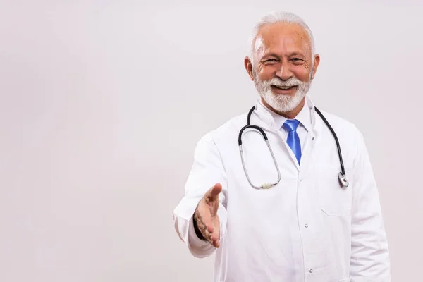 Senior Medico Mostrando Gesto Stretta Mano Sfondo Grigio — Foto Stock
