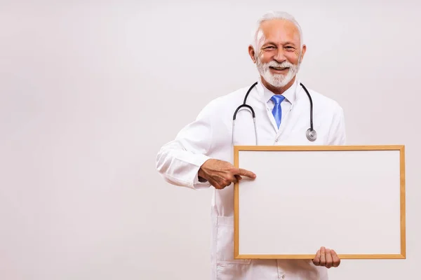 Ritratto Medico Anziano Con Bordo Bianco Sfondo Grigio — Foto Stock