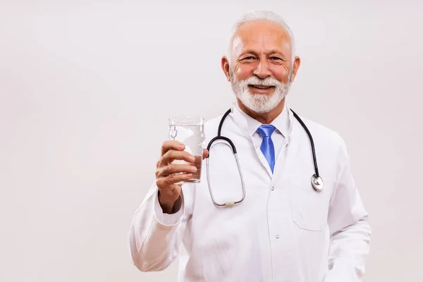 Ritratto Medico Anziano Che Tiene Bicchiere Acqua Sfondo Grigio — Foto Stock