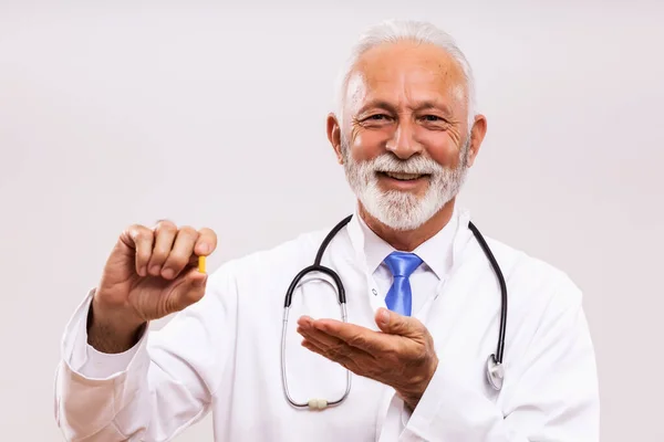 Ritratto Del Medico Anziano Che Mostra Capsula Sfondo Grigio — Foto Stock