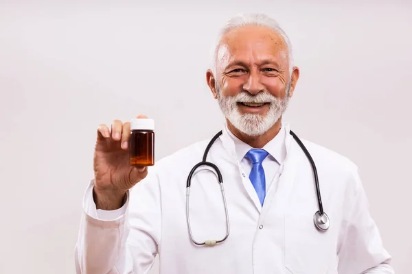 Retrato Médico Sênior Mostrando Garrafa Pílulas Fundo Cinza — Fotografia de Stock