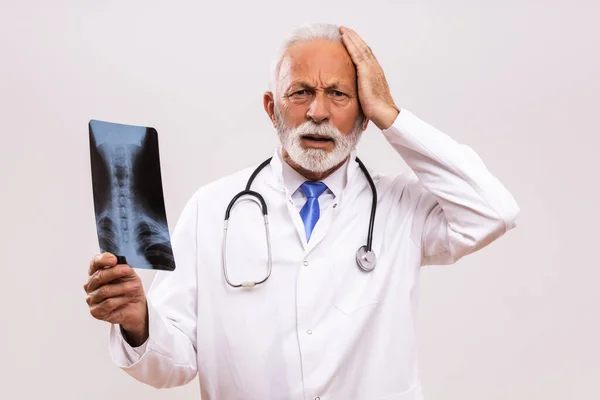 Portrait Worried Senior Doctor Holding Ray Image Gray Background — Stock Photo, Image