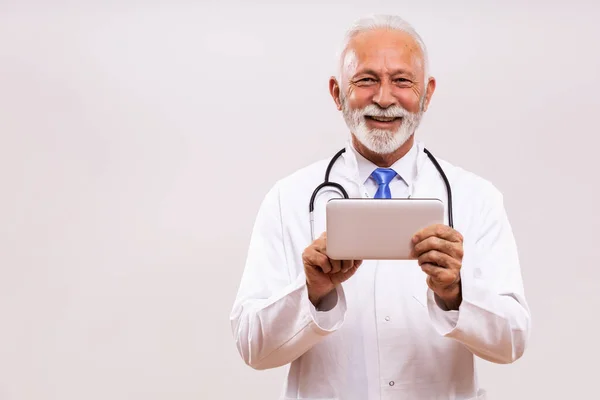 Ritratto Medico Senior Con Tablet Digitale Sfondo Grigio — Foto Stock
