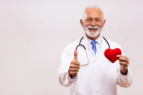 Retrato Del Médico Senior Con Estetoscopio Que Muestra Forma Del — Foto de Stock