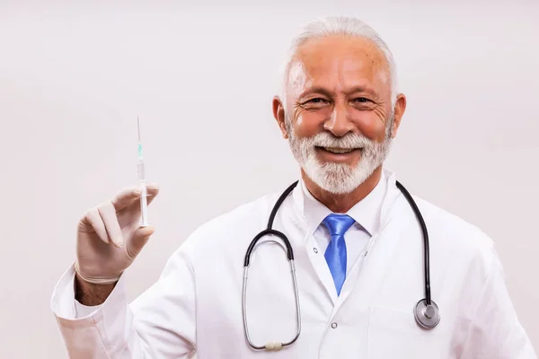 Retrato Del Médico Senior Que Sostiene Inyección Sobre Fondo Gris — Foto de Stock