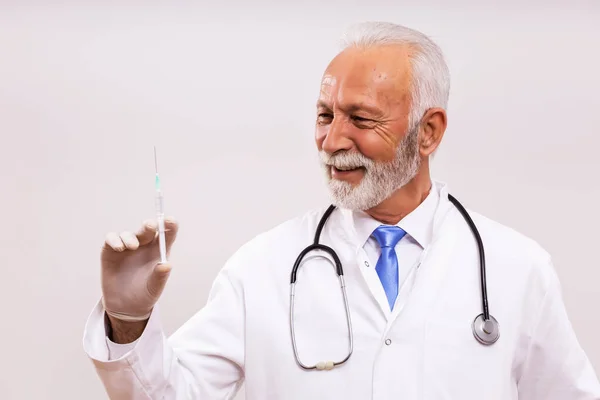 Porträt Eines Oberarztes Mit Spritze Auf Grauem Hintergrund — Stockfoto