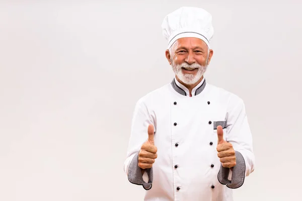 Portret Van Senior Chef Kok Tonen Duim Omhoog Grijze Achtergrond — Stockfoto