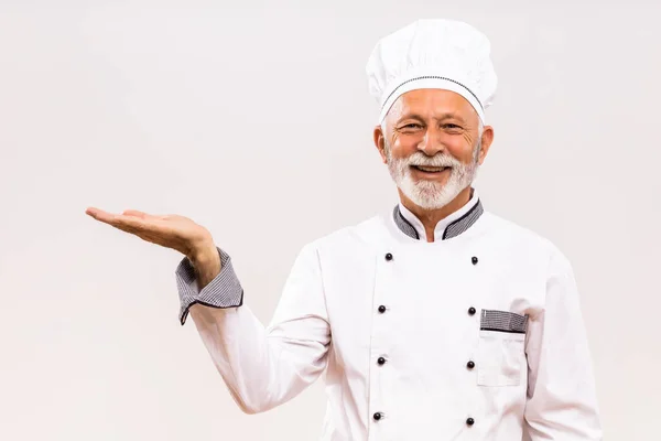 Retrato Del Chef Senior Mostrando Palma Mano Sobre Fondo Gris — Foto de Stock