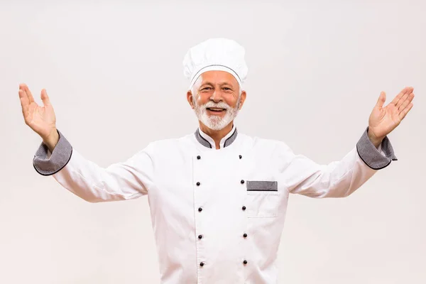 高级厨师在灰色背景下做手势的图像 — 图库照片