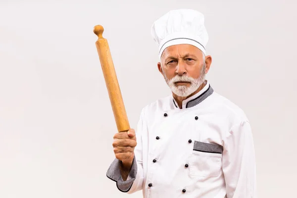 Afbeelding Van Boze Senior Chef Met Deegroller Grijze Achtergrond — Stockfoto