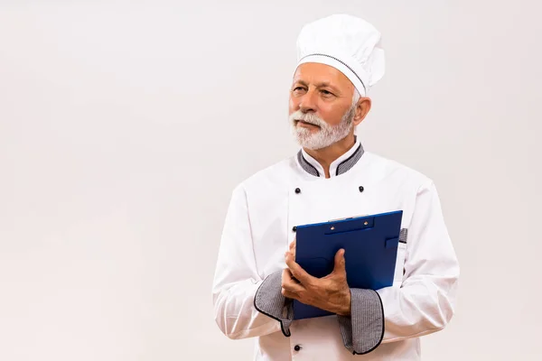 Imagen Del Chef Senior Sosteniendo Libro Cocina Pensando Fondo Gris — Foto de Stock