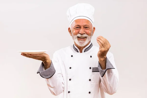 Afbeelding Van Senior Chef Met Lege Plaat Met Heerlijk Bord — Stockfoto