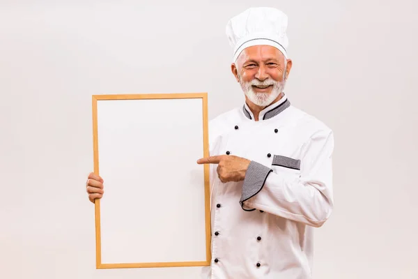 Портрет Старшого Шеф Кухаря Який Вказує Дошку Сірому Фоні — стокове фото