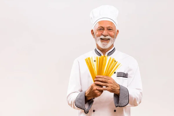 Portret Van Chef Kok Met Spaghetti Grijze Achtergrond — Stockfoto