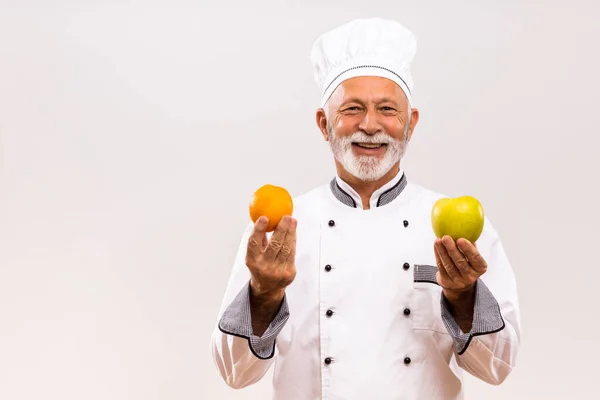 Portrét Staršího Kuchaře Ukazuje Ovoce Šedém Pozadí — Stock fotografie