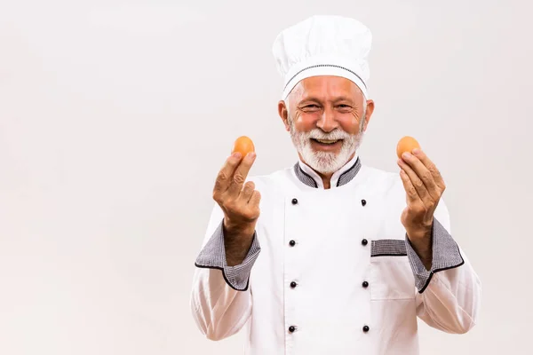 Bild Des Chefkochs Mit Eiern Auf Grauem Hintergrund — Stockfoto