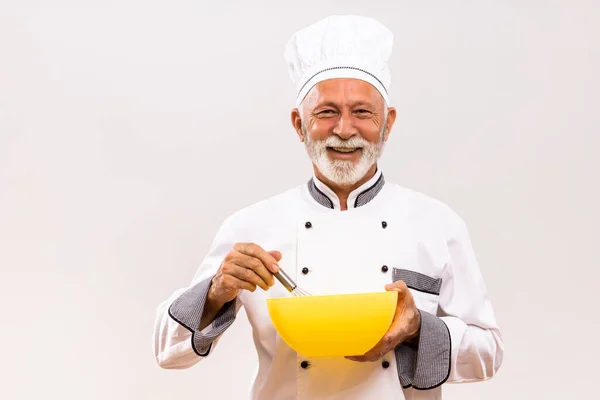 Senior Chef Holding Bowl Drót Habverő Szürke Alapon — Stock Fotó