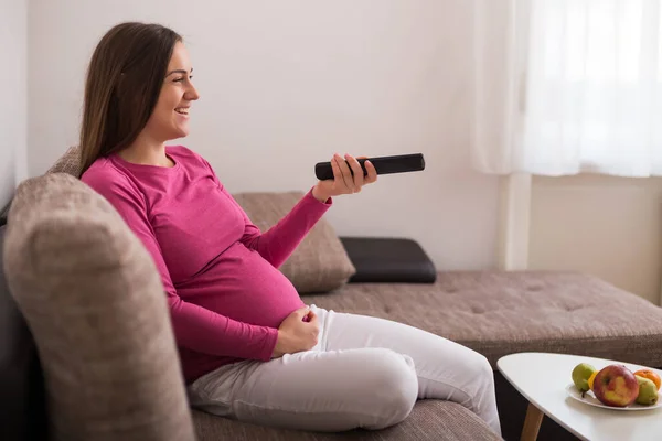 Glücklich Schwangere Frau Genießt Fernsehen Und Ruhe Und Ihr Zuhause — Stockfoto