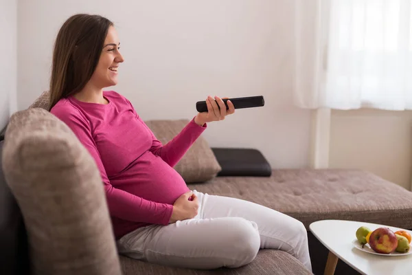 Feliz Mujer Embarazada Disfruta Viendo Televisión Descansando Casa — Foto de Stock