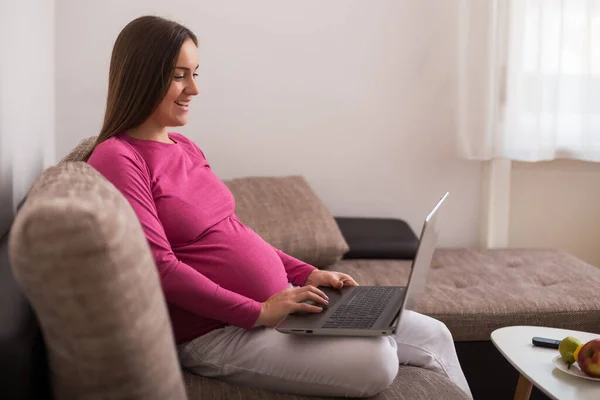 Mujer Embarazada Feliz Usando Ordenador Portátil Casa —  Fotos de Stock