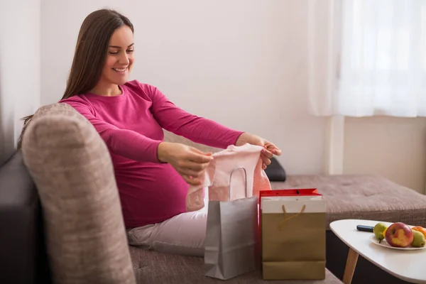 Gelukkig Zwangere Vrouw Met Boodschappentassen Nieuwe Babykleertjes — Stockfoto