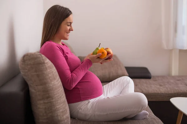 Lycklig Gravid Kvinna Som Håller Massor Frukt — Stockfoto