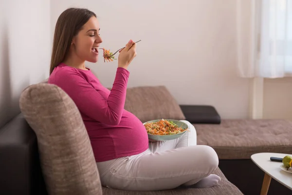 Lycklig Gravid Kvinna Äter Sallad — Stockfoto