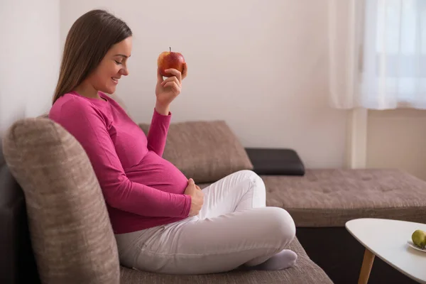 幸せな妊娠中の女性はリンゴを食べる — ストック写真