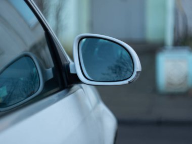 Araba aynasını kapat.